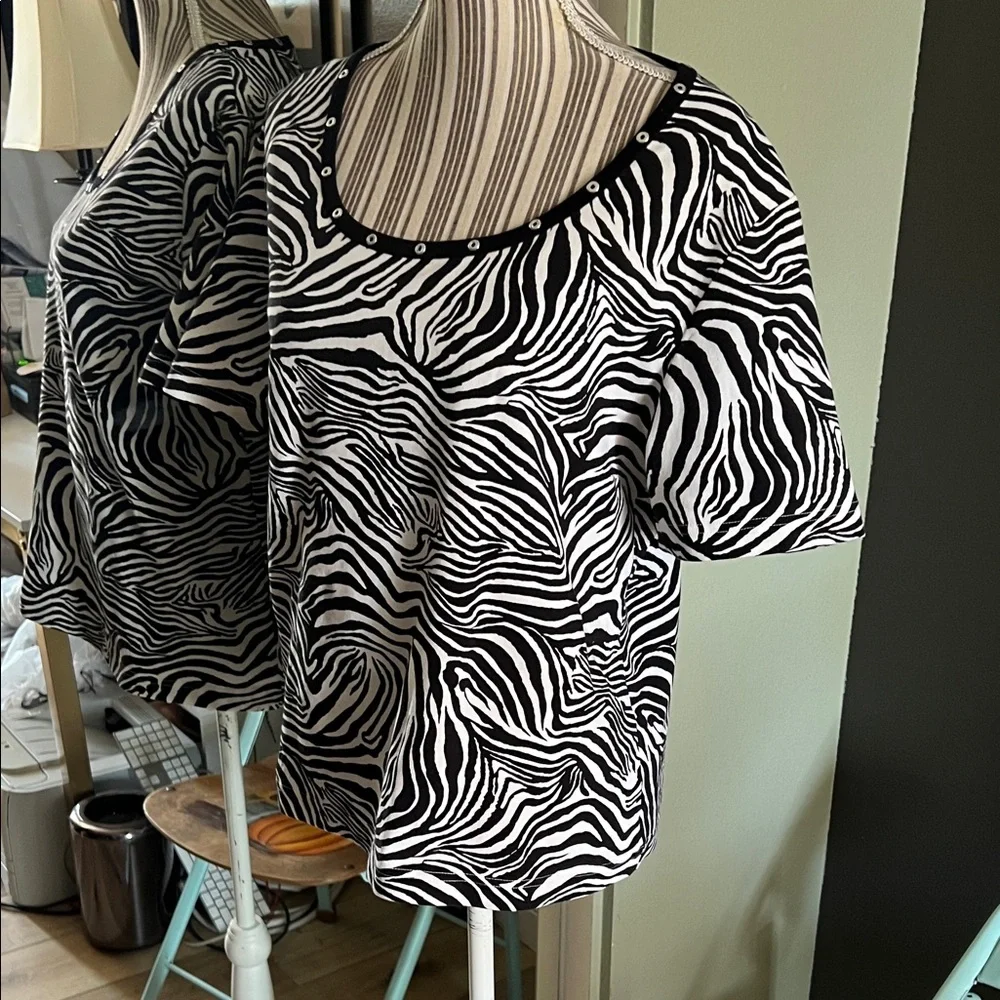 St. John Black and White Zebra Print Short Sleeve Top - Picture 5 of 8